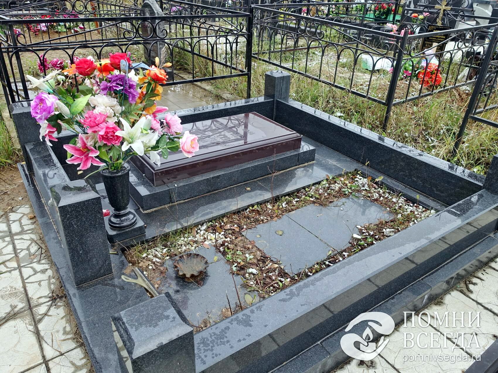 Гранитный мемориальный комплекс с памятником в виде надгробной плиты